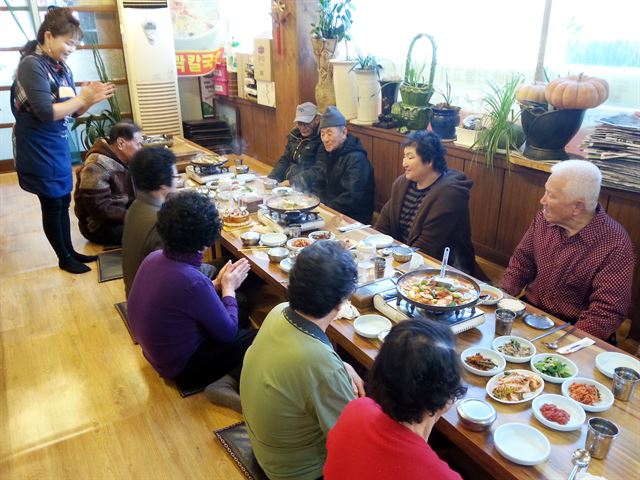 홀몸 노인들을 위해 3년째 매달 생일상을 차리고 있는 노진옥(왼쪽)씨가 지난 23일 자신이 운영하는 경기 동두천시 생연1동 ‘풍년 생고기’ 식당에서 어르신들께 생신축하 겸 식사를 대접하고 있다. 동두천시 제공.