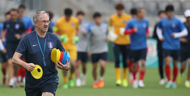 2015 AFC 아시안컵 준결승 이라크와의 경기를 앞둔 한국 축구대표팀의 슈틸리케 감독이 24일 호주 시드니의 코가라 오벌에서 훈련하며 선수들이 뛰는 동안 훈련용 마커를 직접 설치하고 있다. 연합뉴스