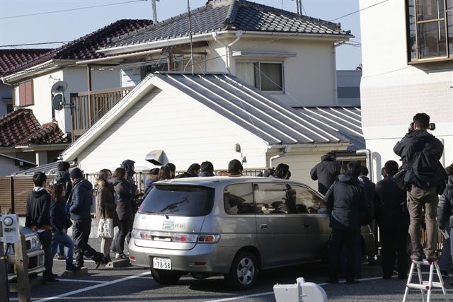 일본 취재진이 25일 이슬람국가(IS)에 의해 참수된 것으로 보이는 유카와 하루나의 부모가 사는 도쿄 북쪽 지바현 주택가에 취재를 위해 몰려 있다. 도쿄=AP연합뉴스