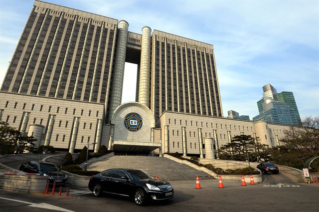 이른바 '명동 사채왕'으로부터 수억 원대 금품을 수수한 혐의로 긴급체포된 뒤 현직 판사로는 처음 구속영장이 청구된 최 모 판사의 영장실질심사가 열릴 예정이던 20일 오후 서울 서초동 서울중앙지방법원 앞으로 판사 등 법원 관계자들을 위한 고급 차량들이 이동하고 있다. 뉴시스