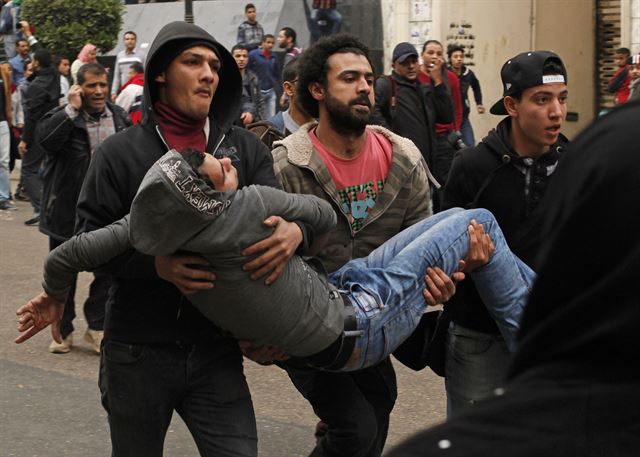 [PRU20150126058301034] <YONHAP PHOTO-0284> Anti-government protesters help an injured protester when pro-government protesters threw stones during a protest in front of the press syndicate in Cairo January 25, 2015. Three people were killed during pro-democracy protests in Egypt and a bomb wounded two policemen on Sunday, the anniversary of the 2011 uprising that toppled autocrat Hosni Mubarak, security sources said. REUTERS/Asmaa Waguih (EGYPT - Tags: POLITICS CIVIL UNREST ANNIVERSARY TPX IMAGES OF THE DAY)/2015-01-26 07:10:34/ <저작권자 ⓒ 1980-2015 ㈜연합뉴스. 무단 전재 재배포 금지.> 이집트 반정부 시위대가 25일 수도 카이로에서 항의에 나선 가운데 한 시위대원이 부상해 옮겨지고 있다. 카이로=로이터 연합뉴스