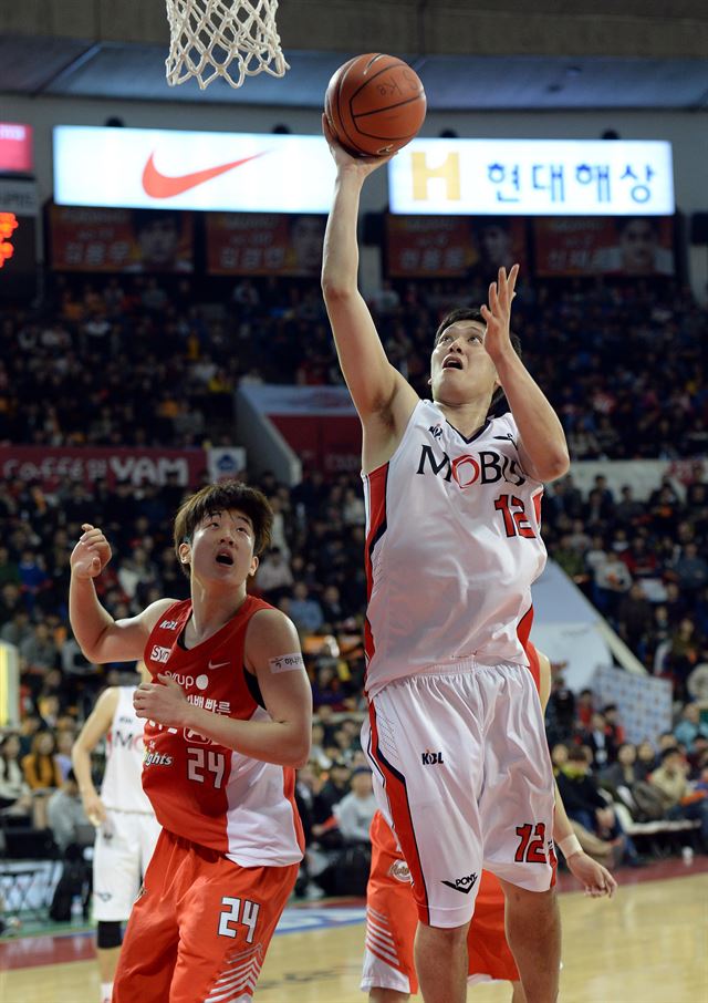 22일 오후 서울 송파구 잠실학생체육관에서 열린 ‘2014-2015프로농구’ 서울 SK나이츠와 울산 모비스의 경기, 모비스 함지훈이 SK 수비를 받으며 공격하고 있다. 뉴시스