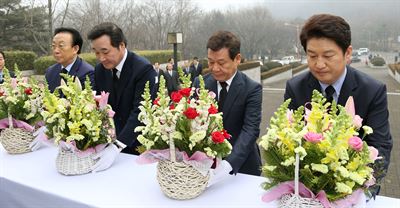 권영진(오른쪽부터) 대구시장과 윤장현 광주시장, 이낙연 전남도지사, 김관용 경북도지사가 26일 대구 달서구 2·28민주의거기념탑에서 헌화하고 있다. 대구시 제공