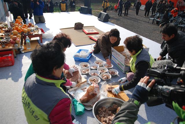 제주 구좌읍 김녕마을의 돗제축제. 이 마을에서는 지금도 가족끼리 한밤중에 신에게 돼지를 바치며 집안의 안녕을 비는 돗제를 지낸다. 제주관광공사 제공