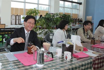 2014년 개최된 제6회 강릉시 커피축제에서 최명희 강릉시장이 커피 제조 체험을 하고 있다. 강릉시 제공