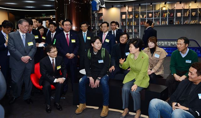 현대차그룹이 광주시와 함께 지역특성에 맞는 맞춤형 창조경제를 구축하기 위해 27일 광주 북구에 마련한 광주 창조경제혁신센터에서 박근혜 대통령과 정몽구 현대차 그룹 회장이 창업동아리 대학생들과 이야기를 나누고 있다. 홍인기기자 hongik@hk.co.kr