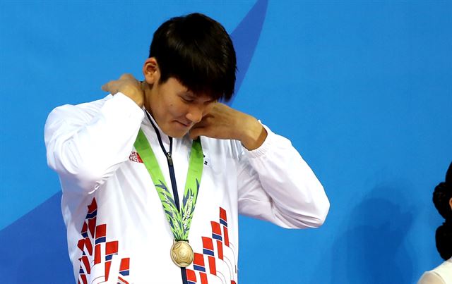 도핑테스트에서 양성반응이 나와 파문을 일으킨 수영선수 박태환(26)이 근육강화제 성분이 포함된 남성호르몬 주사를 맞은 것으로 27일 알려졌다. 서울중앙지검 형사2부(이두봉 부장검사)는 박태환이 지난해 7월29일 서울 중구 T병원에서 맞은 '네비도(nebido)' 주사제 탓에 도핑테스트에 걸린 것으로 보고 병원측에 대한 사법처리 여부를 검토 중이다. 박태환은 주사제의 정확한 이름과 성분을 알지 못한 채 주사를 맞은 것으로 검찰은 보고 있다. 지난해 9월 인천아시안게임에서 메달을 목에 걸고 있는 박태환. 연합뉴스