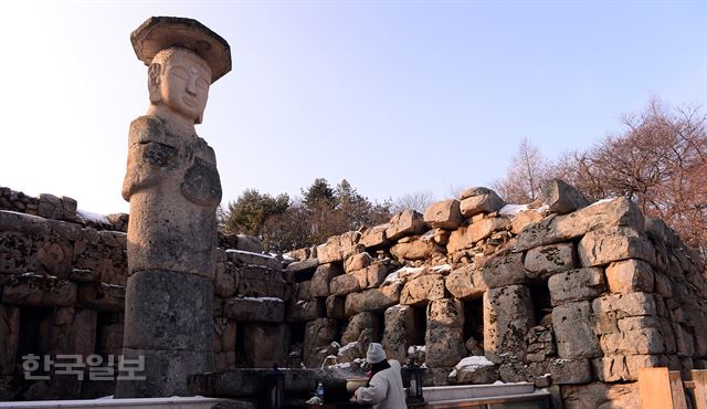 수안보면 미륵리 석조여래입상은 경주 석굴암과 같이 석실 안에 있었던 것으로 추정하고 있다.