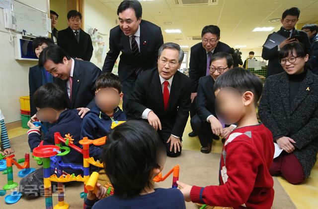 어쩌면 혈연 없는 사람들 중 내 자식을 가장 사랑해주는 이는 보육 교사인지 모른다. 대부분 여성인 그들은 고립된 채 후려쳐진 임금을 받는 비정규직이다. 돈은 고용주가 가져간다. 상당수가 밥그릇 보전 위해 국공립 어린이집 확대에 반대하고 종교 권력과 결탁해 지방 토호화한 기득권 세력이다. 정치인 관심은 오직 표다. 정작 아동 복지는 이들의 안중에 없다. 사진은 최근 서울 신길동의 한 어린이집에 불쑥 몰려 가 빈축을 산 새정치민주연합 의원들. 오대근기자 inliner@hk.co.kr