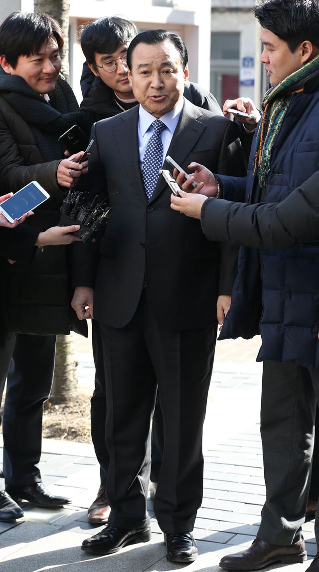 이완구 국무총리 후보자가 28일 오후 서울 종로구 통의동 금융감독원연수원 집무실로 출근하며 취재진의 질문에 답하고 있다. 이 후보자는 "이런 저런 이야기들에 대해서는 자료가 준비돼 있다고 하니까 나중에 관계자가 설명할 것"이라고 밝혔다. 연합뉴스