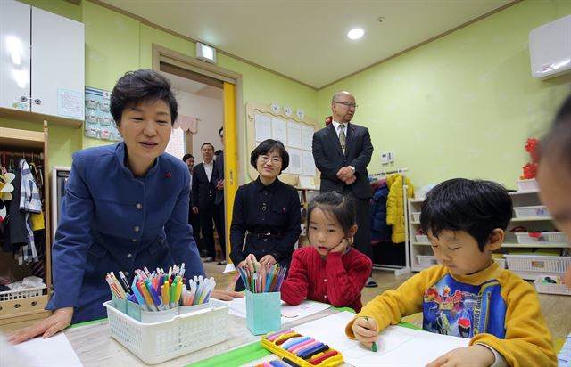 박근혜 대통령이 29일 인천 남동구의 국공립 어린이집을 방문해 그림을 그리고 있는 어린이들을 지켜보고 있다. 홍인기기자 hongik@hk.co.kr