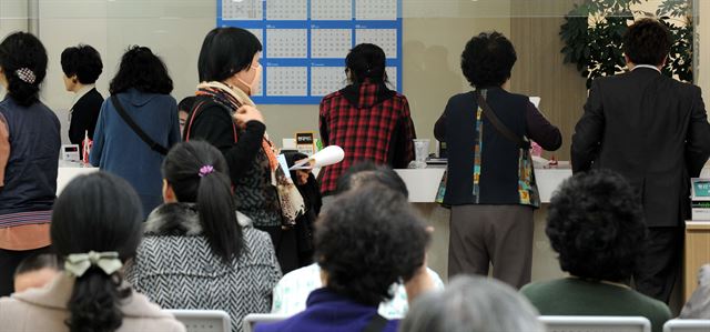 정부가 올해 안에 건강보험료 부과체계를 개편하려던 계획을 돌연 철회해 논란이 일고 있다. 사진은 서울의 한 병원 진료실 앞에서 환자들이 진료순서를 기다리고 있다. 한국일보 자료사진