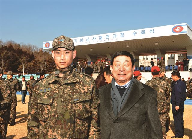 30일 경남 진주시 공군기본군사훈련단에서 진행된 병 747기 기본군사훈련 수료식에서 박재현(왼쪽) 이병과 아버지 박중석 예비역 대령이 기념촬영을 하고 있다. 공군 제공