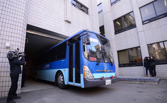 땅콩회항 사건의 2차 공판이 열린 30일 오후 서울 마포구 서울서부지방법원으로 조현아 전 대한항공 부사장이 탑승한 호송 버스가 들어오고 있다. 연합뉴스