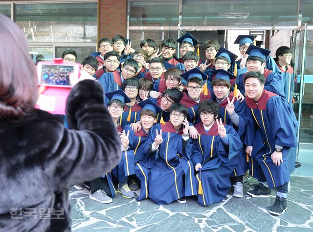 30일 서울 은평구 대성고등학교 제40회 졸업식에서 졸업생들이 기념사진을 찍고 있다.