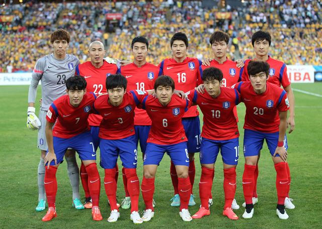 31일 호주 시드니의 스타디움 오스트레일리아에서 열린 2015 AFC 아시안컵 결승전 대한민국 대 호주 경기. 선발 출전한 선수들이 경기 시작 전 포즈를 취하고 있다. 시드니=연합뉴스