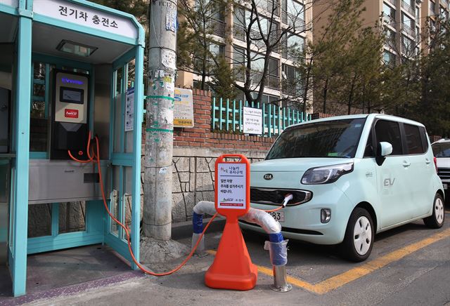 서울 면목동 버스차고지 입구 공중전화부스에 설치된 전기차 충전기. 연합뉴스