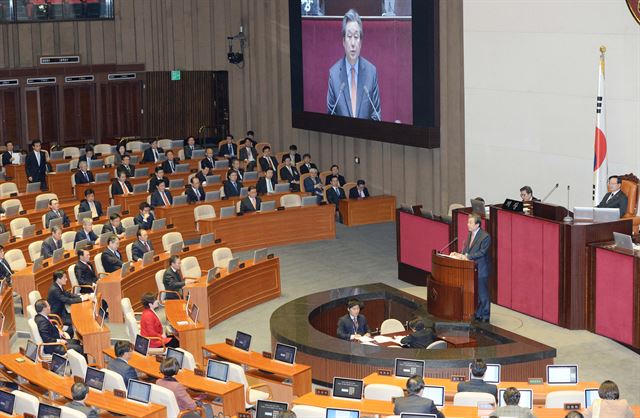 김무성 새누리당 원내대표가 3일 국회 본회의장에서 교섭단체 대표연설을 하고 있다. 오대근기자 inliner@hk.co.kr