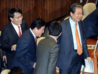 3일 교섭단체 대표연설을 위해 국회 본회의장 단상으로 향하는 김무성 새누리당 대표를 유승민(뒷모습) 원내대표와 최경환 경제부총리, 윤상현 의원이 배웅하고 있다. 오대근기자 inliner@hk.co.kr