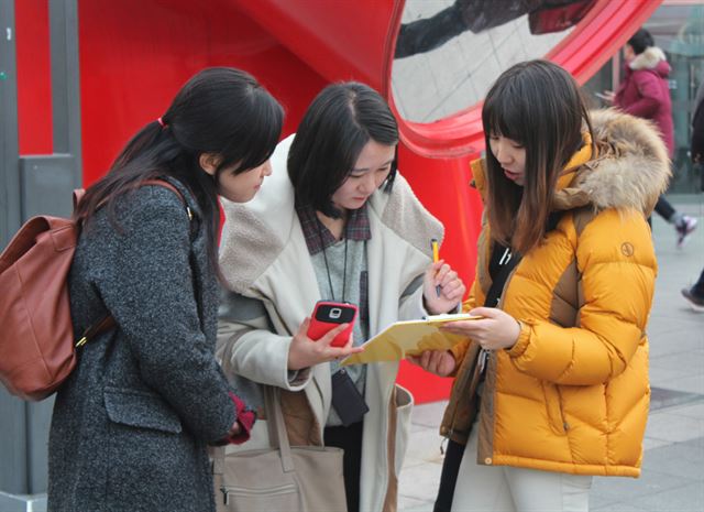 한국 홍보 전문가 서경덕 성신여대 교수 연구팀과 대한민국 홍보 연합 동아리 '생존경쟁'팀이 올해 '한일 수교 50주년'을 맞아 한일 관계 발전을 위한 한일 대학생 의식 조사 결과를 4일 발표했다. '현재 양국의 이미지는 어떻게 생각하나?'라는 질문에 한국 대학생들은 보통이다(40.8%),나쁘다(37.6%) 순으로 꼽았고 일본 대학생들은 보통이다(36.4%),좋다(32.4%) 순으로 나왔다. 이는 한국 대학생들은 일본에 대한 부정적 이미지, 일본 대학생들은 한국에 대한 긍정적 이미지가 많았다. 또한 '양국의 관계 발전에 가장 큰 걸림돌은 무엇인가?'라는 질문에는 한국 대학생들은 독도, 일본군 '위안부' 등 역사인식 차이(78.4%),국민들간의 감정(15.6%) 순으로 꼽았고 일본 대학생들은 역사인식 차이(46.4%),아베 정권의 정치적 성향(19.2%)을 꼽아 아베 정권의 외교문제를 질책했다. 이번 설문을 기획한 서 교수는 "일본군 '위안부'에 관한 존재를 몰라 설문조사원에게 되묻는 경우도 있었고 일본군 '위안부'에 이미 충분히 배상했다고 답하는 경우가 많은것을 보아 일본의 역사왜곡 교육이 심각하다는 것을 알 수 있었다"고 전했다. 한편 이번 조사는 지난 1월 13일부터 22일까지 총 10일간 한일 대학생 각각 250명(총 5백명)을 대상으로 서울과 도쿄 중심의 젊은이들 거리에서 실시했다. 특히 자기 기입식 설문지법을 활용하여 표본오차는 95% 신뢰수준에 ±4.4%p다. 사진은 서울 신촌 일대에서 생존경쟁팀이 설문조사 하는 모습. 서경덕 교수 제공