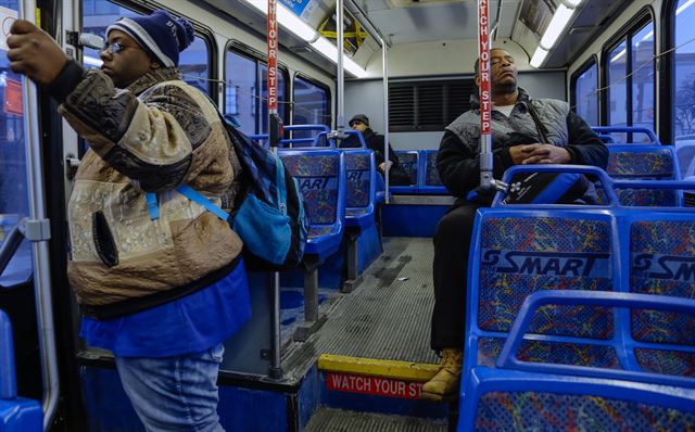 지난 10년 동안 매일 33.8㎞를 걸어서 통근하고 있는 제임스 로버트슨가 1월 29일(현지시간) 출근 중 버스에서 잠을 자고 있다. AP 연합뉴스