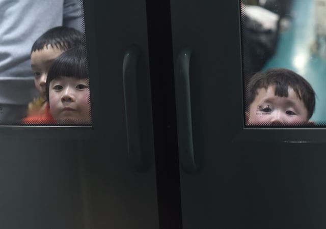 중국의 최대 명절인 춘제(음력설)을 앞두고 특별운송 기간(4일부터 3월16일까지)시작된 4일(현지시간) 중국 항저우에서 K5612 기차를 탄 어린이들이 창밖을 바라보고 있다. 신화 연합뉴스