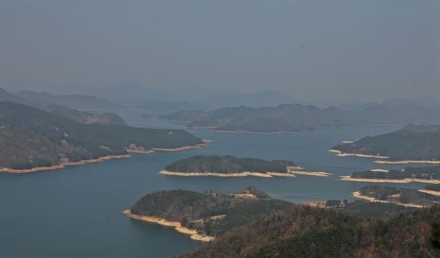 백골산성에서 내려다 보는 대청호반의 모습이 마치 남해의 다도해를 보는 듯하다. 대전마케팅공사 제공