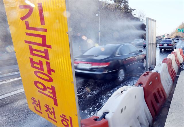 경기도 김포의 한 양계농가에서 조류인플루엔자(AI) 감염 의심 신고가 접수돼 당국이 긴급 방역에 나선 가운데 1일 오후 인천시 강화군 강화대교에 유입되는 차량들이 소독되고 있다. 연합뉴스