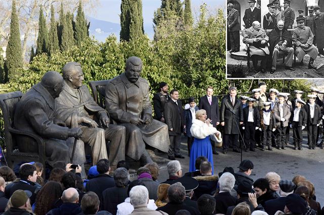 1945년 종전 처리를 위한 얄타회담이 열린지 70주년을 맞은 가운데 5일(현지시간) 크림 얄타의 리바디야 궁전에서 '빅 3-루스벨트 미국 대통령, 스탈린, 영국 처칠 총리' 동상 제막식이 열리고 있다. 작은 사진은 1945년 얄타회담 당시의 모습. AP 연합뉴스