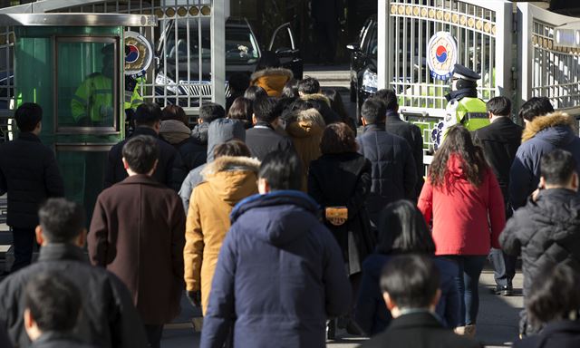 12일 서울 세종로 정부서울청사에서 직원들이 점심을 위해 청사를 나서고 있다. 연합뉴스