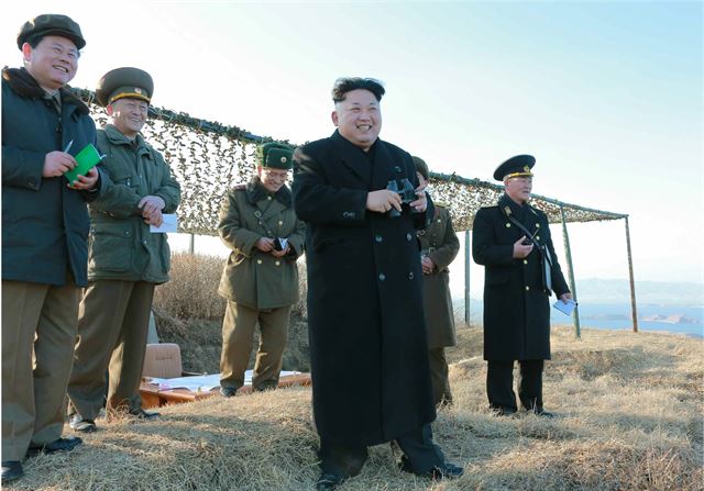 김정은 북한 국방위원회 제1위원장이 동해에서 신형 함대함미사일 발사 모습을 참관하고 있다고 조선중앙통신이 7일 전했다. 평양=조선중앙통신 연합뉴스