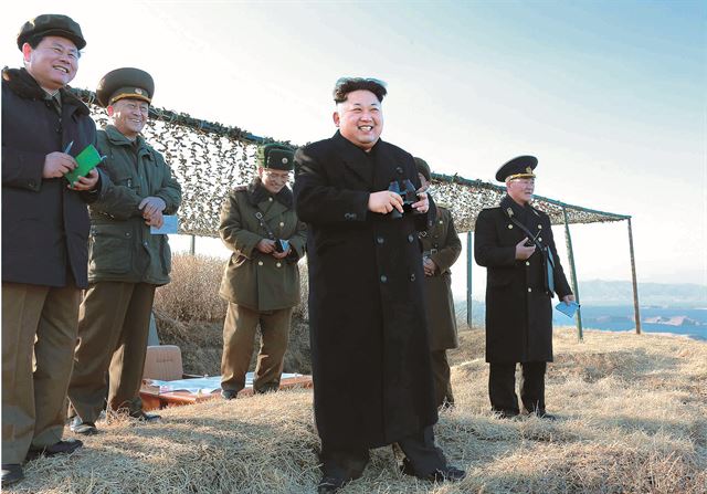 김정은 북한 국방위원회 제1위원장이 동해에서 신형 함대함 미사일 시험 발사를 참관했다고 조선중앙통신이 7일 전했다. 북한의 함대함 미사일 발사 장면 공개는 이례적이다. 이어 8일 오후엔 단거리 전술미사일로 보이는 발사체 5발을 원산 일대에서 동해상으로 발사했다. 평양=조선중앙통신 연합뉴스