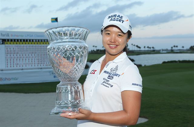 퓨어실크-바하마 LPGA 클래식에서 우승한 김세영이 트로피를 들고 활짝 웃고 있다. AP 연합뉴스