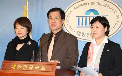 새정치민주연합 국정원 대선개입 무죄공작 저지 특별위원회 소속인 진선미(왼쪽부터) 신경민 서영교 의원이 9일 국회 정론관에서 원세훈 전 국정원장의 공직선거법 유죄 판결과 관련해 철저한 진상 규명을 촉구하는 입장을 밝히고 있다. 왕태석기자 kingwang@hk.co.kr