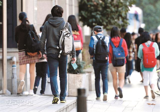 학교 수업을 마친 학생들이 서울 양천구 목동 일대 학원에서 수업을 듣기 위해 발걸음을 재촉하고 있다. 김주성기자 poem@hk.co.kr