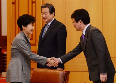 박근혜 대통령이 10일 청와대에서 열린 여당 지도부와의 회동에서 유승민 새누리당 원내대표와 악수하고 있다. 가운데는 김무성 새누리당 대표. 홍인기기자 hongik@hk.co.kr