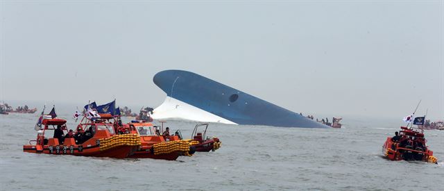 지난해 4월 16일 전남 진도군 조도면 병풍도 북쪽 20km 해상에서 인천을 출발해 제주로 가던 여객선 세월호가 침몰해 해경이 구조작업을 벌였던 모습. 연합뉴스