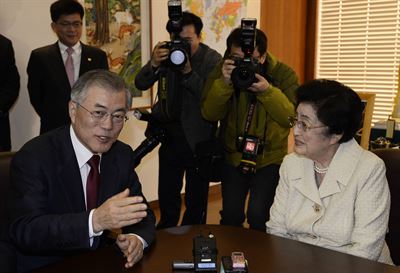 문재인 새정치민주연합 대표가 11일 취임 인사차 서울 동교동 김대중도서관을 방문해 이휘호 여사와 얘기를 나누고 있다. 국회사진기자단