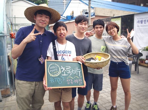 동구밭 노순호(왼쪽) 대표와 발달장애인들이 지난해 서울 강동구 ‘1호 텃밭’에서 밭작물들을 이용해 수공예 유기농 비누를 만든 뒤 환하게 웃고 있다. 동구밭 제공