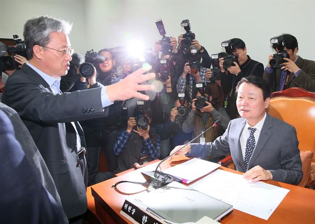 12일 국회 이완구 국무총리 후보자 인사청문특별위원회에서 유성엽 야당 간사(왼쪽) 등 야당 위원들이 청문보고서 채택건에 대한 여당의 단독처리 시도에 대해 한선교 위원장에게 항의하고 있다. 연합뉴스