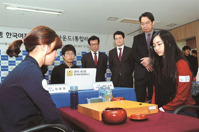 2015 여자바둑리그 6라운드 경주이사금 김윤영(왼쪽)-인제하늘내린 헤이자자 대국. 한국기원 제공/2015-02-12(한국스포츠)/2015-02-12(한국스포츠)