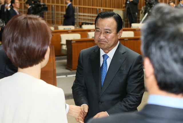 이완구 국무총리 후보자가 11일 밤 이틀간의 국회 인사청문회를 마친 뒤 야당 위원들과 악수하고 있다. 연합뉴스