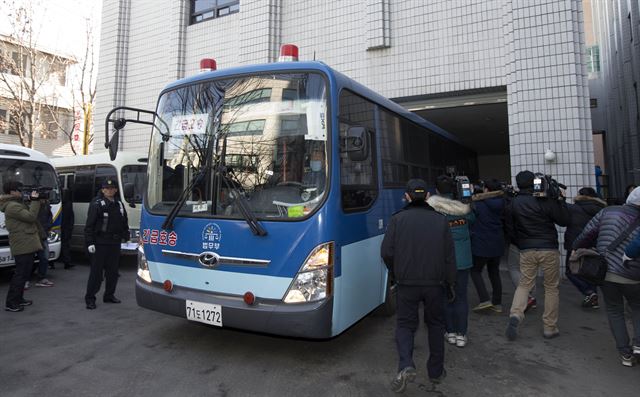 '땅콩 회항' 사건으로 구속 기소된 조현아 대한항공 전 부사장에 대한 1심 선고공판이 열린 12일 오후 서울 서대문구 서부지방법원에 호송차량이 들어오고 있다. 연합뉴스