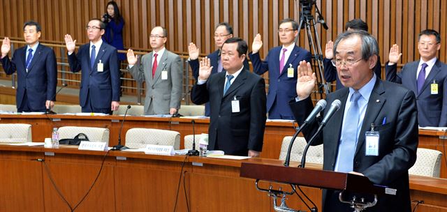 서문규 한국석유공사 사장이 12일 정부 및 공공기관 등의 해외자원개발 진상규명을 위한 국정조사특별위원회 전체회의가 열린 서울 여의도 국회에서 증인 선서를 하고 있다. 왕태석기자 kingwang@hk.co.kr