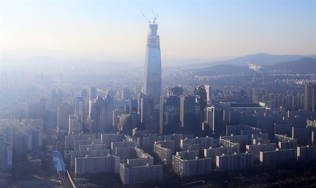 12일 오전 서울 상공에서 바라본 잠실 일대에서 건설 중인 제2롯데월드 건물이 우뚝 솟아 있다. 연합뉴스