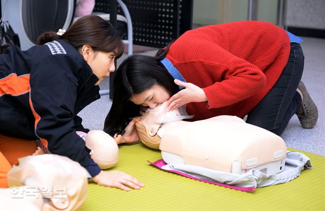 12일 오후 서울 강서구 등촌1동 강서소방서에 있는 상설 심폐소생술 체험장에서 본보 채지선 기자가 심폐소생술 실습교육을 받고 있다. 홍인기기자 hongik@hk.co.kr