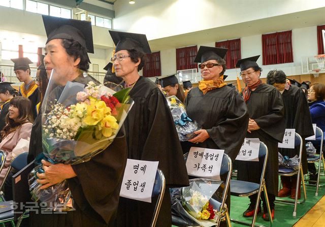 시립성동노인종합복지관에서 운영하는 한글교실 교육과정을 수료한 서호순(맨 왼쪽) 할머니 등 5명의 '늦깎이' 학생들이 13일 오전 서울 성동구 서울마장초등학교 강당에서 열린 졸업식에 명예졸업생 자격으로 참석하고 있다. 이정현 인턴기자(국민대 사법학과 3)