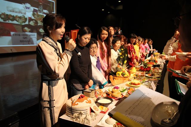 한화그룹연합봉사단 다문화음식축제에 참가한 주부가 자신이 만든 요리에 대해 설명하고 있다. 천안갤러리아 백화점 제공