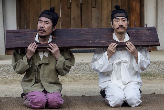 ‘조선명탐정: 사라진 놉의 딸’은 스토리보다 캐릭터 중심의 영화다. 영리하지만 엉큼한 허당 김명민(오른쪽)과 어설프고 부족해 보이지만 믿음직스러운 오달수의 연기 호흡만으로도 2시간이 즐겁다. 쇼박스 제공