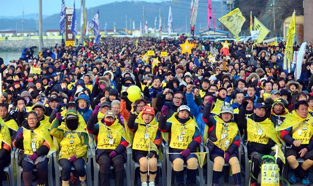 14일 오후 전남 진도군 임회면 팽목항에서 열린 '세월호 온전한 인양, 진실규명 촉구 팽목항 범국민대회'에서 세월호 희생자 가족들과 전국에서 모인 시민 5,000여명이 세월호의 인양과 진상규명을 촉구하고 있다. 진도=뉴시스